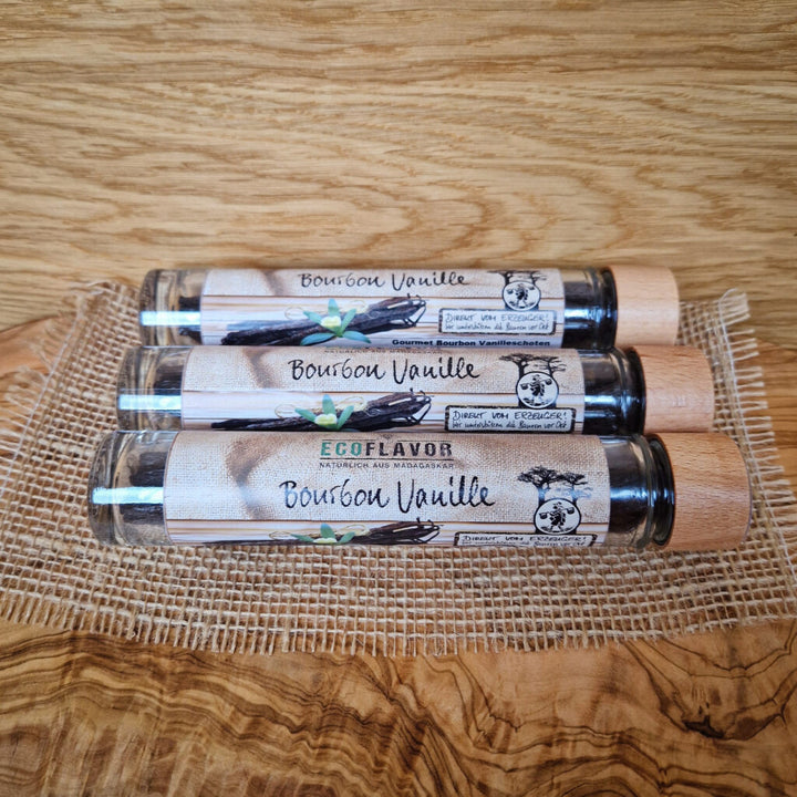 Set mit 3 Gläsern à 10 Bourbon Vanilleschoten aus Madagaskar – naturbelassen, aromatisch, in Gourmetqualität, direkt von Kleinbauern