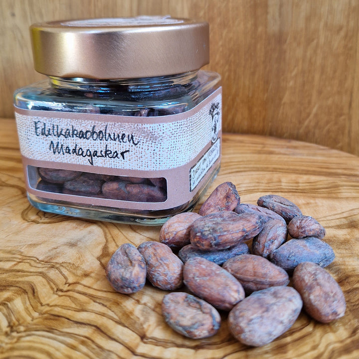 Rohe Edelkakaobohnen aus dem Sambirano Tal in Madagaskar – ungeröstet, sonnengetrocknet und handverlesen.