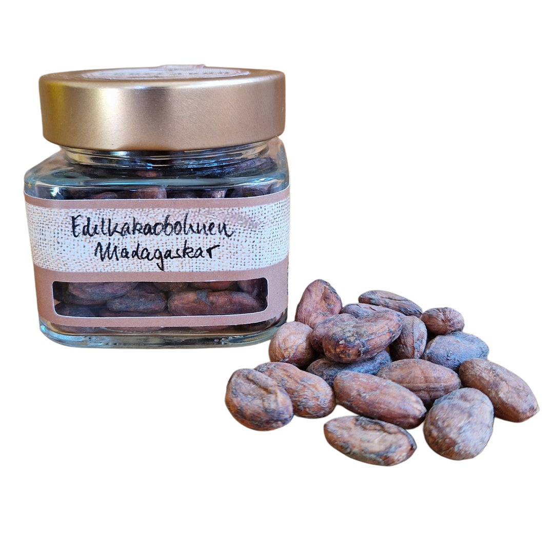 Naturbelassene Edelkakaobohnen aus dem Sambirano Tal in Madagaskar – ungeröstet, sonnengetrocknet und handverlesen.