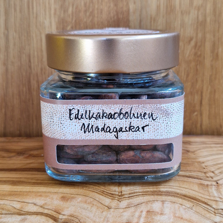 Naturbelassene Edelkakaobohnen aus dem Sambirano Tal in Madagaskar – ungeröstet, sonnengetrocknet und handverlesen.