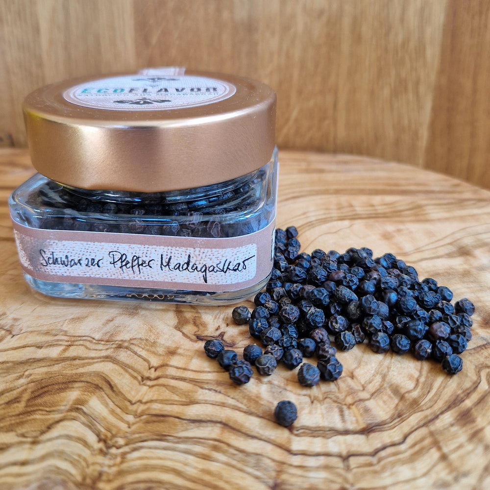 Schwarzer Pfefferkörner aus Madagaskar – naturbelassen, sonnengetrocknet und handverlesen, in einem Glas mit kupferfarbenen Deckel von ecoflavor.