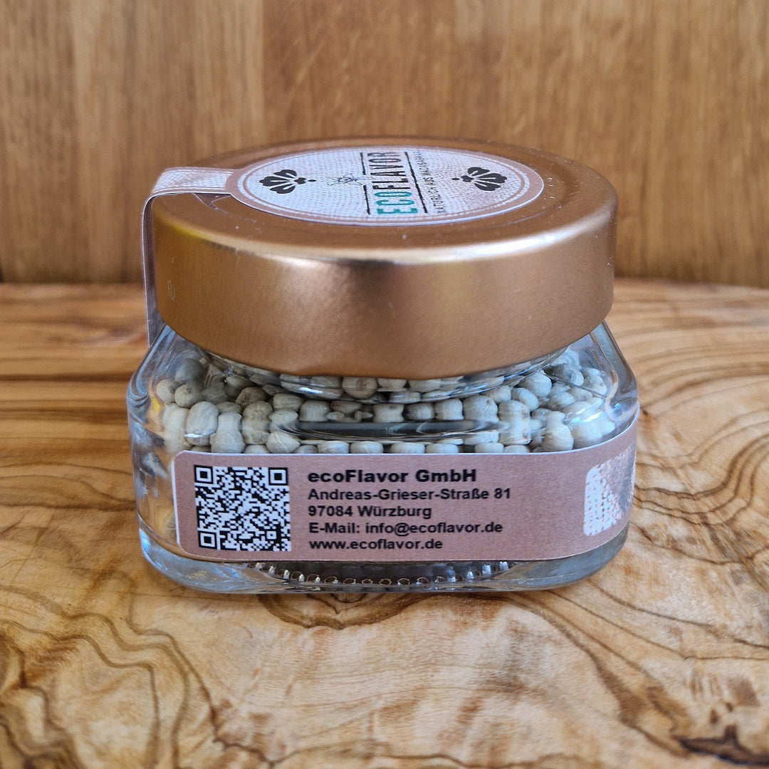 Weißer Premium Pfeffer aus Madagaskar – handverlesen, naturbelassen und sonnengetrocknet, in einem Glas mit kupferfarbenen Deckel stilvoll angerichtet von ecoflavor.